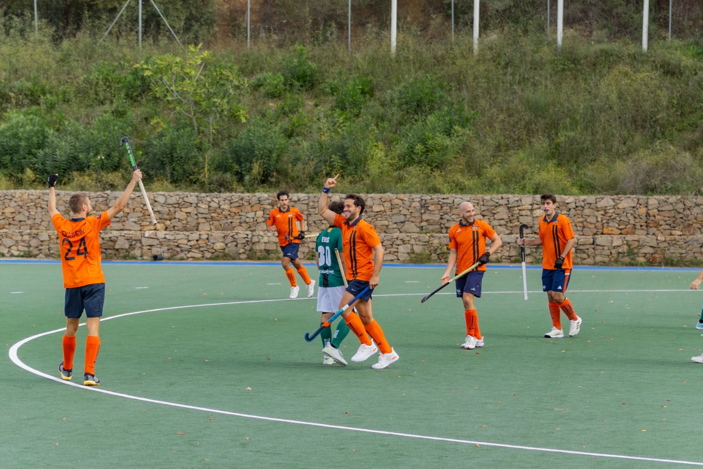 Four goals to lift Pau Negre, a valuable 0–0 in Terrassa, seconds competing, Papis winning and U12 Girls on the road to the indoor final. The club keeps growing.