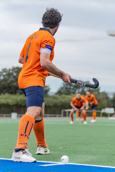 Kerst-galadiner, Winterfeest en Love & Hockey: zo beleven we de senior-ervaring bij Catalònia HC. Identiteit, verbondenheid en groei in een club in volle ontwikkeling.