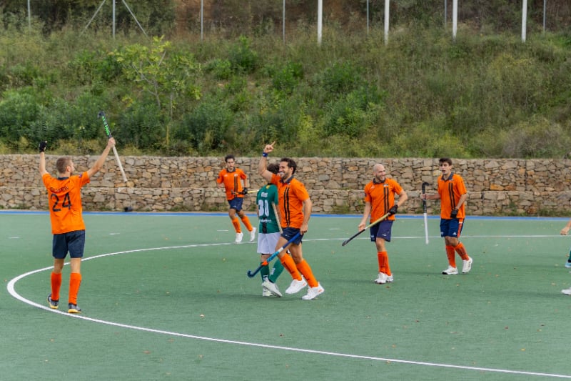 Four goals to lift Pau Negre, a valuable 0–0 in Terrassa, seconds competing, Papis winning and U12 Girls on the road to the indoor final. The club keeps growing.